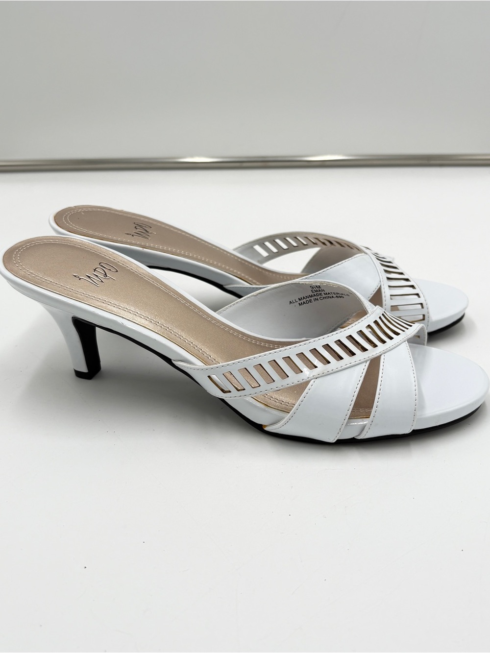 Impo Eman White Faux Patent Leather Sandals Low Kitten Heels Women’s Size 9.5